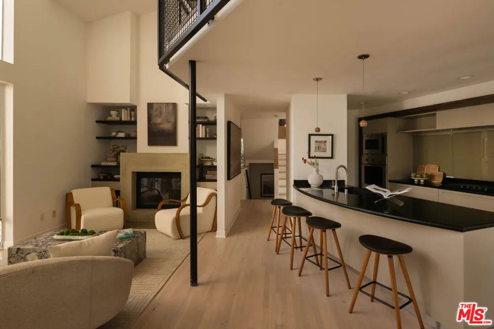 2027 Oakwood Avenue Los Angeles, CA 90291
