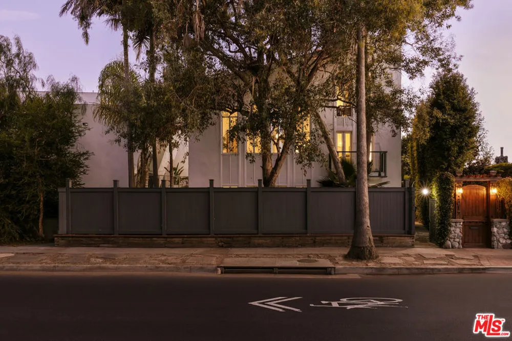 2027 Oakwood Avenue Los Angeles, CA 90291