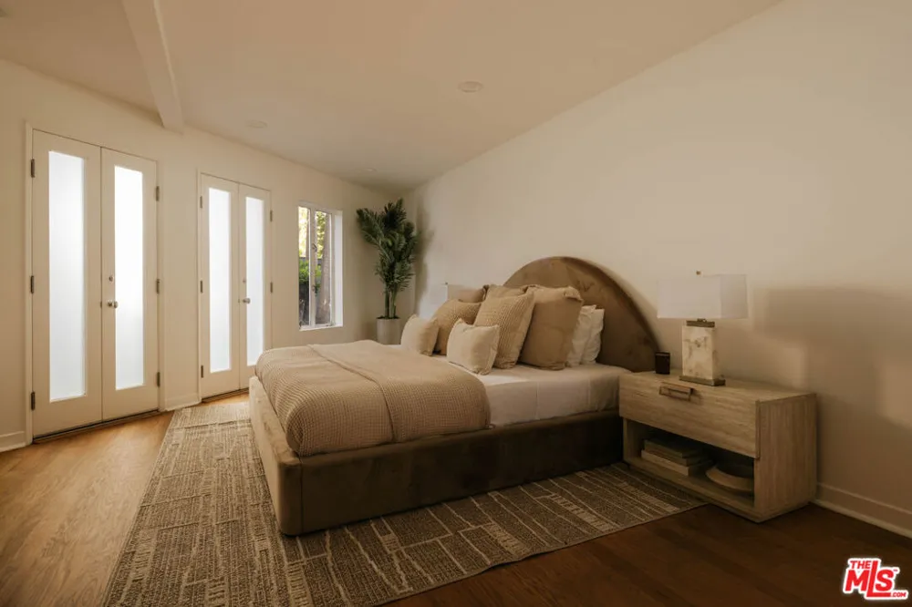 2027 Oakwood Avenue Los Angeles, CA 90291