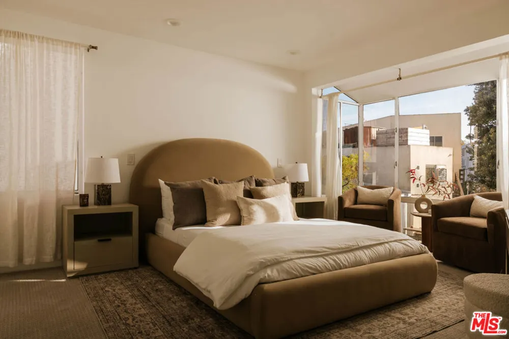 2027 Oakwood Avenue Los Angeles, CA 90291
