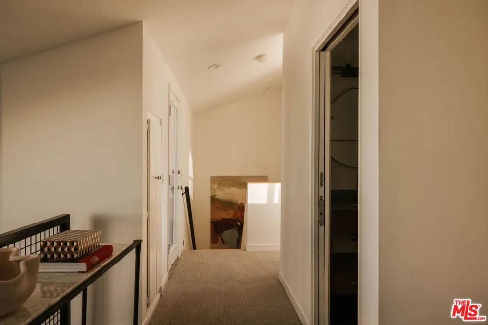 2027 Oakwood Avenue Los Angeles, CA 90291