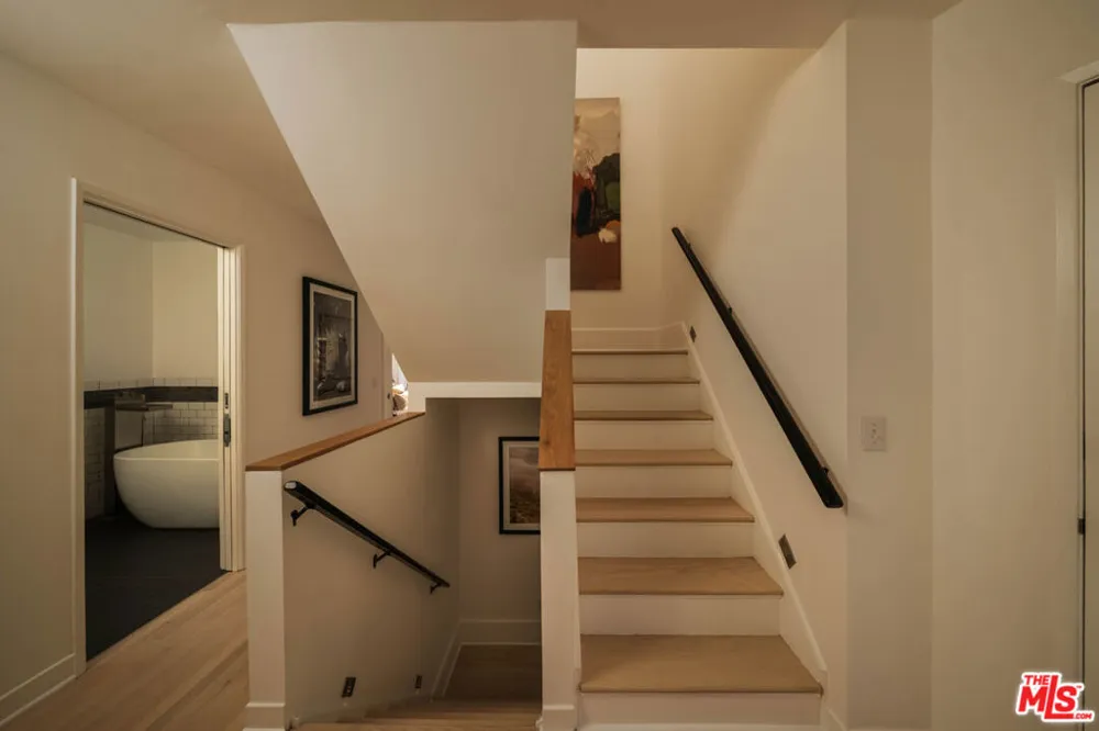 2027 Oakwood Avenue Los Angeles, CA 90291