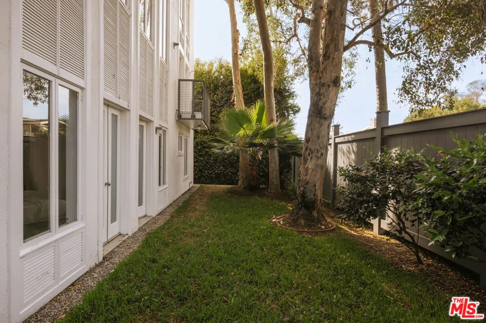 2027 Oakwood Avenue Los Angeles, CA 90291