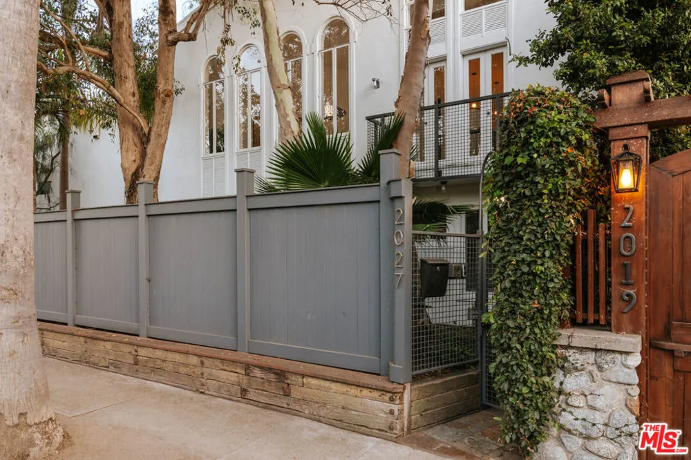 2027 Oakwood Avenue Los Angeles, CA 90291