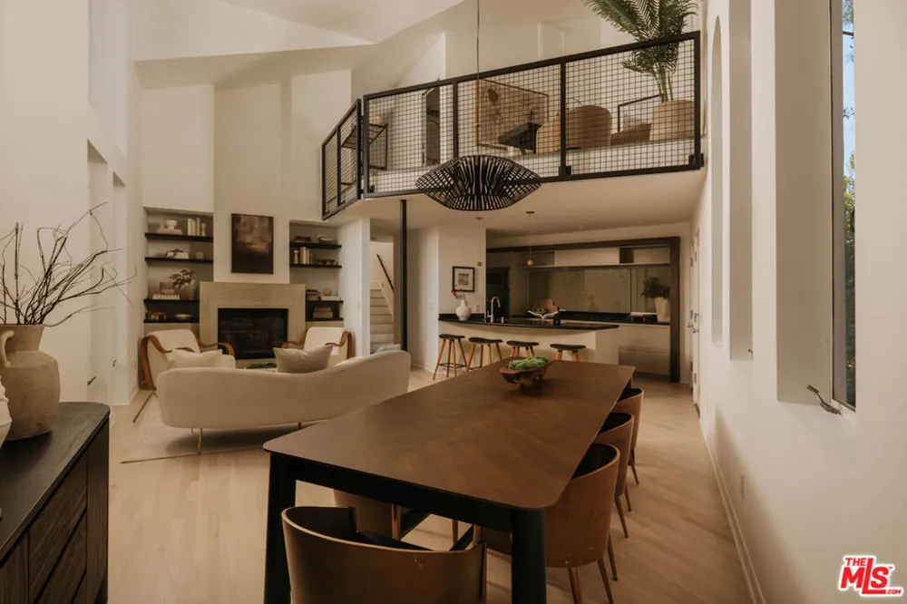 2027 Oakwood Avenue Los Angeles, CA 90291