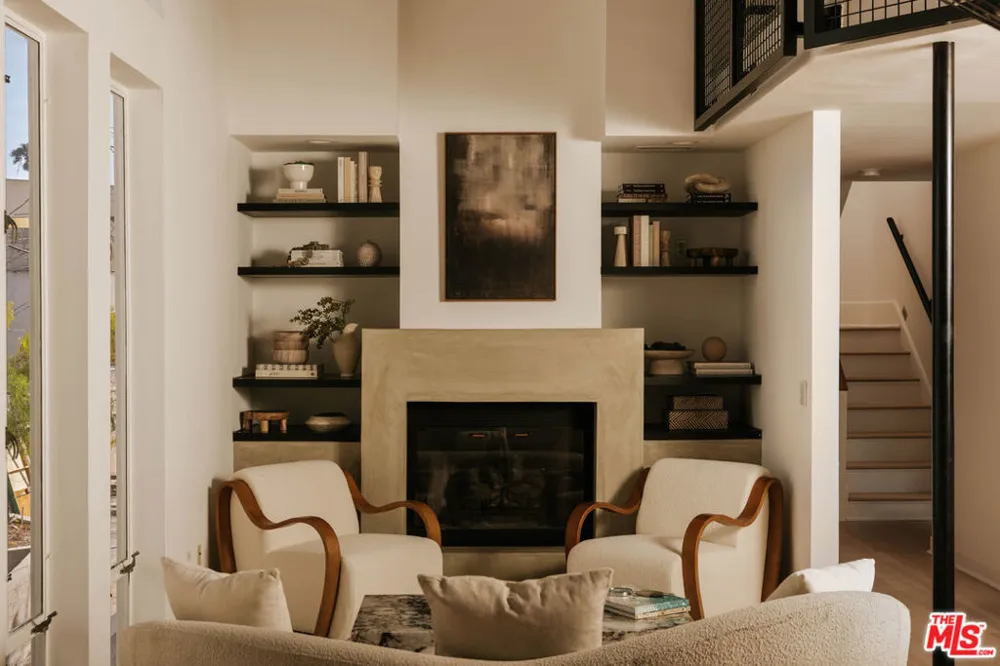 2027 Oakwood Avenue Los Angeles, CA 90291