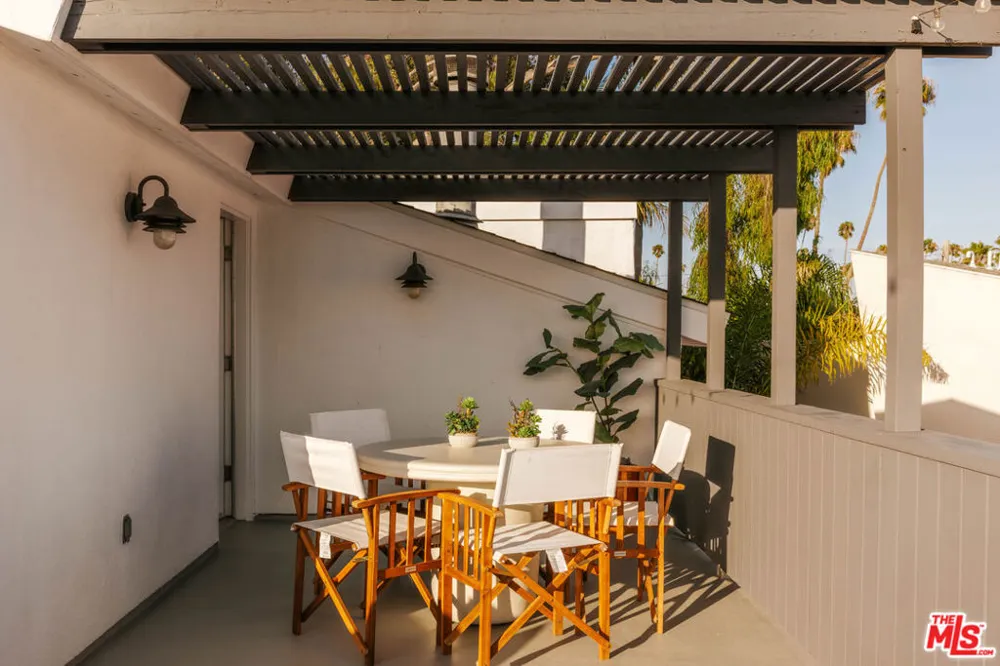 2027 Oakwood Avenue Los Angeles, CA 90291