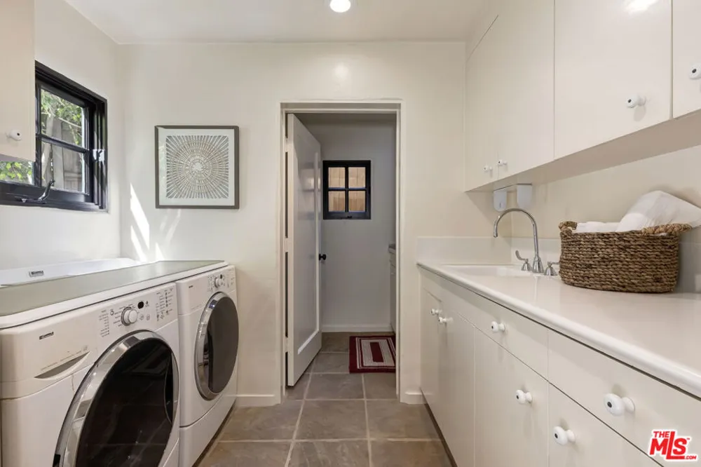 1701 Queens Court Los Angeles, CA 90069