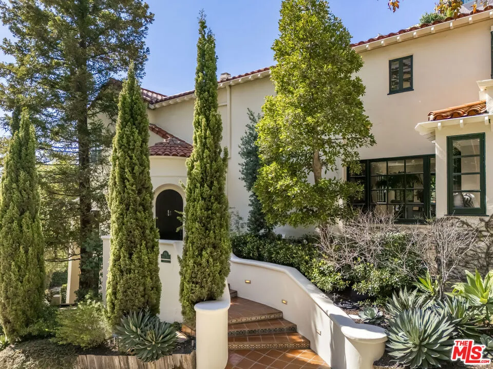 1701 Queens Court Los Angeles, CA 90069