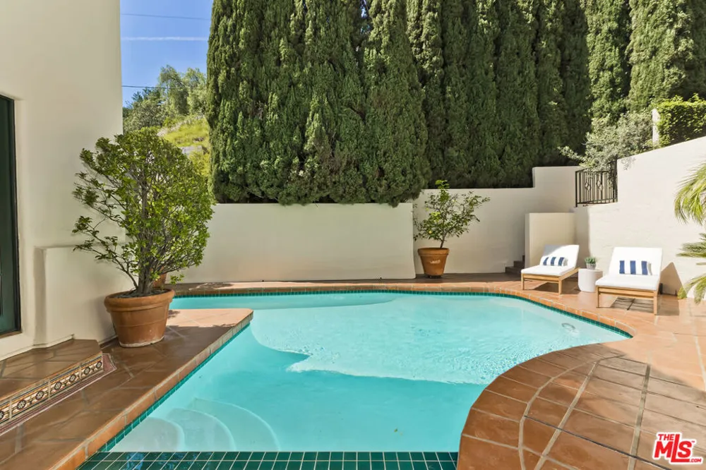 1701 Queens Court Los Angeles, CA 90069