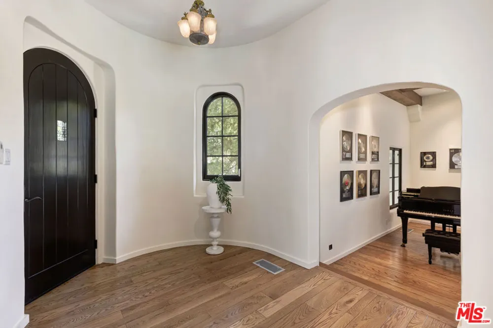 1701 Queens Court Los Angeles, CA 90069