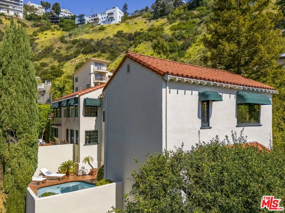 1701 Queens Court Los Angeles, CA 90069