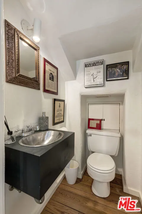 1701 Queens Court Los Angeles, CA 90069
