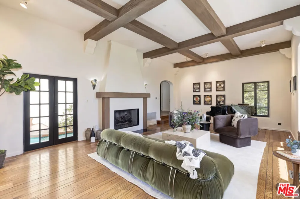 1701 Queens Court Los Angeles, CA 90069