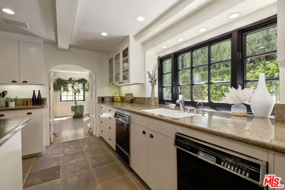 1701 Queens Court Los Angeles, CA 90069