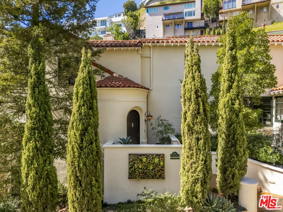 1701 Queens Court Los Angeles, CA 90069