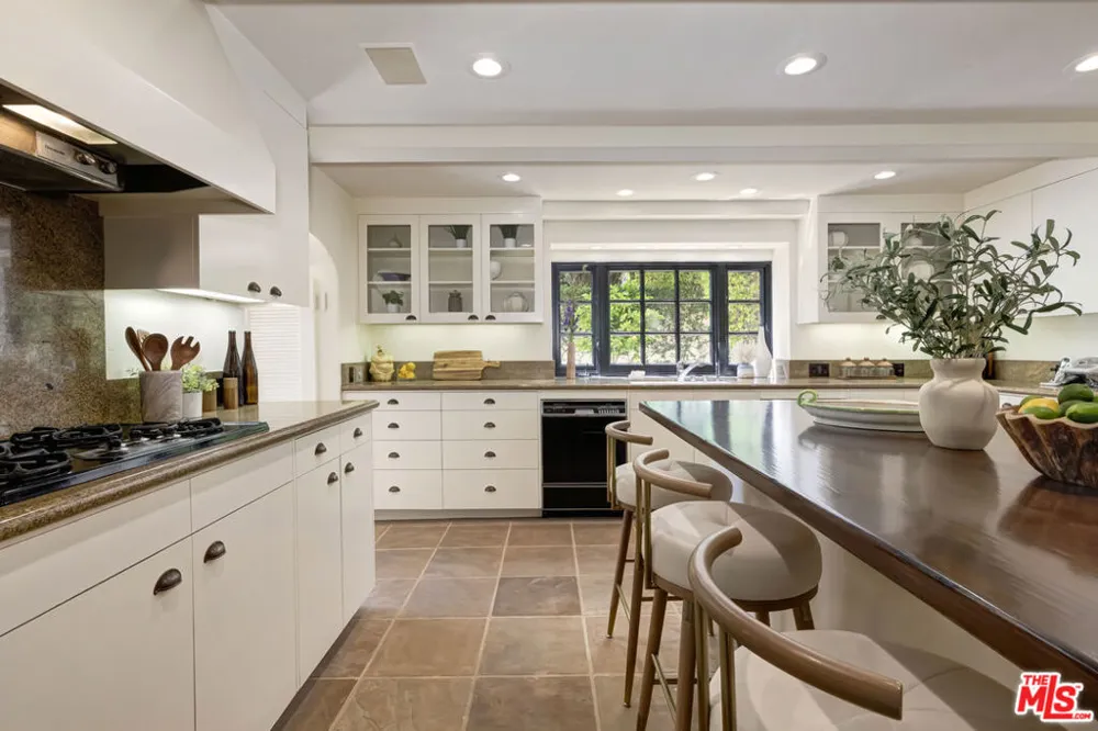 1701 Queens Court Los Angeles, CA 90069