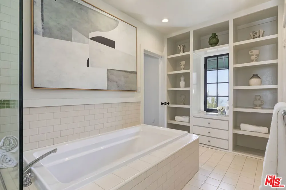1701 Queens Court Los Angeles, CA 90069