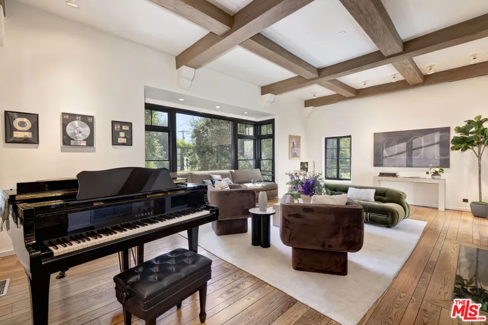 1701 Queens Court Los Angeles, CA 90069