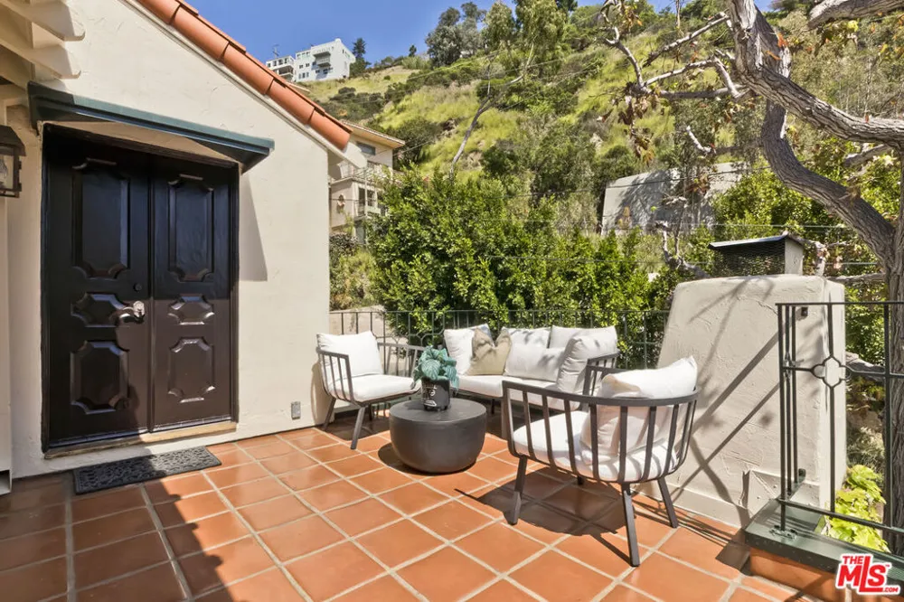 1701 Queens Court Los Angeles, CA 90069