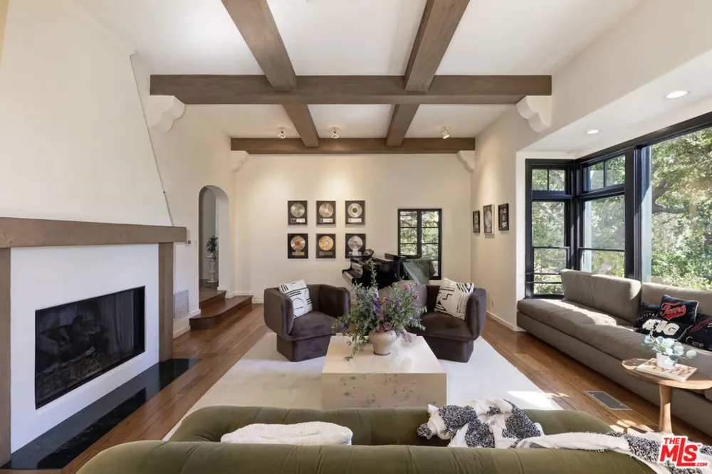 1701 Queens Court Los Angeles, CA 90069