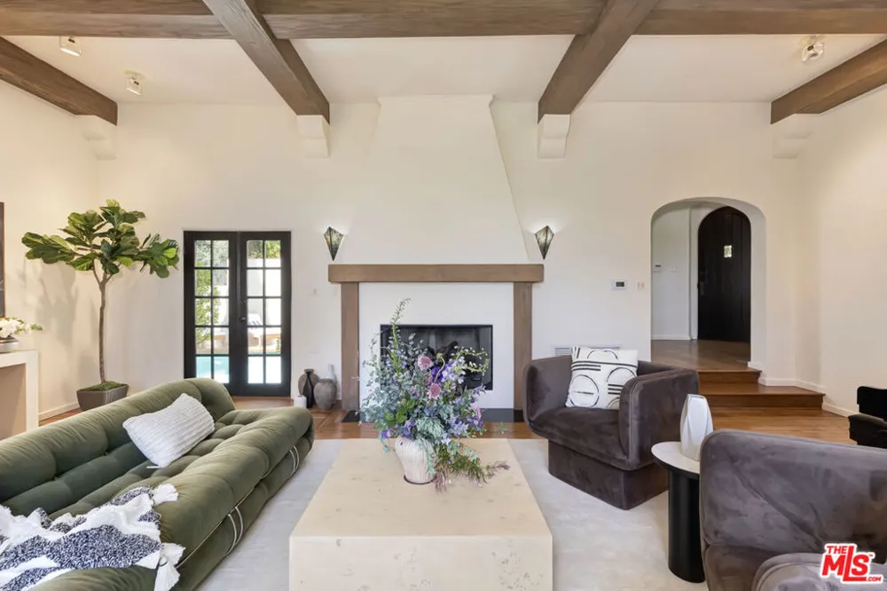 1701 Queens Court Los Angeles, CA 90069