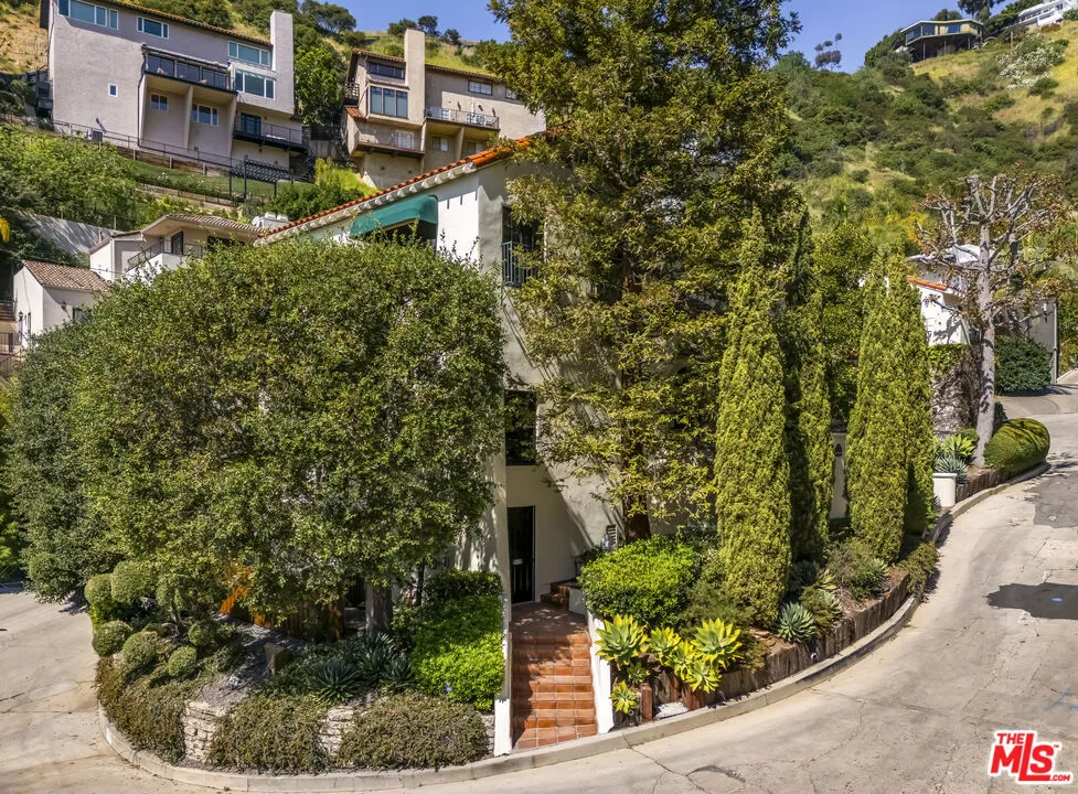 1701 Queens Court Los Angeles, CA 90069