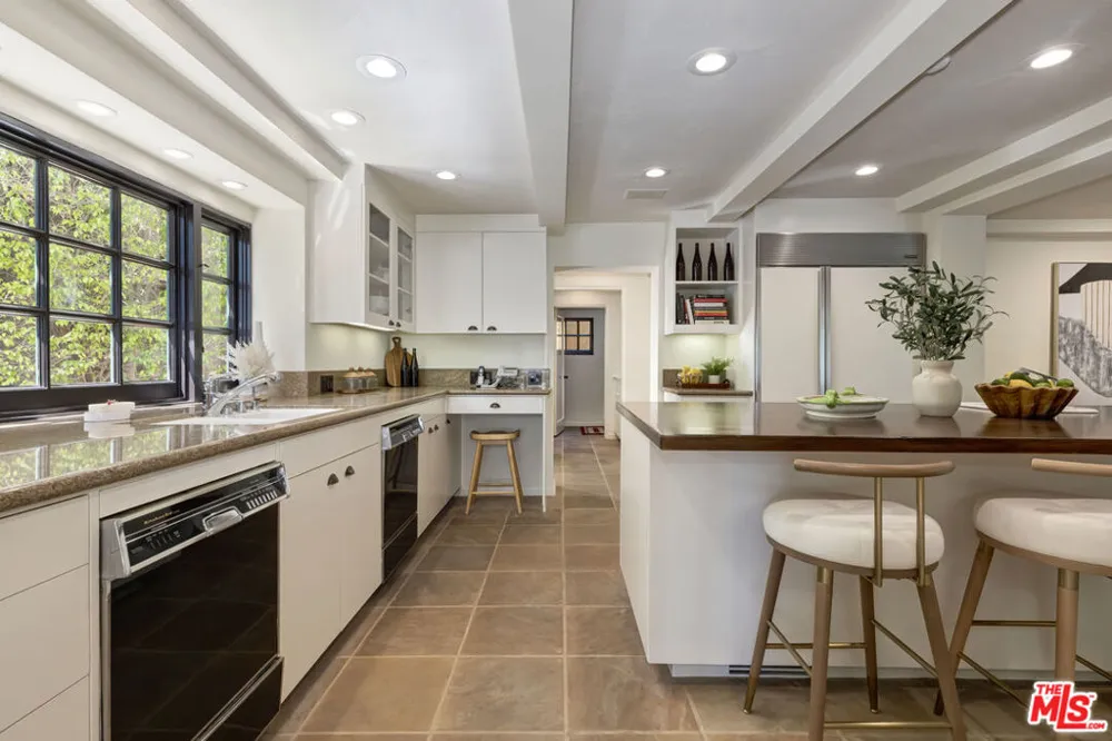 1701 Queens Court Los Angeles, CA 90069