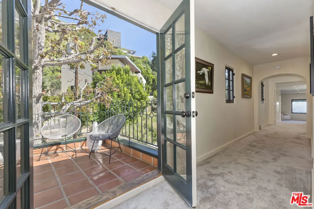 1701 Queens Court Los Angeles, CA 90069