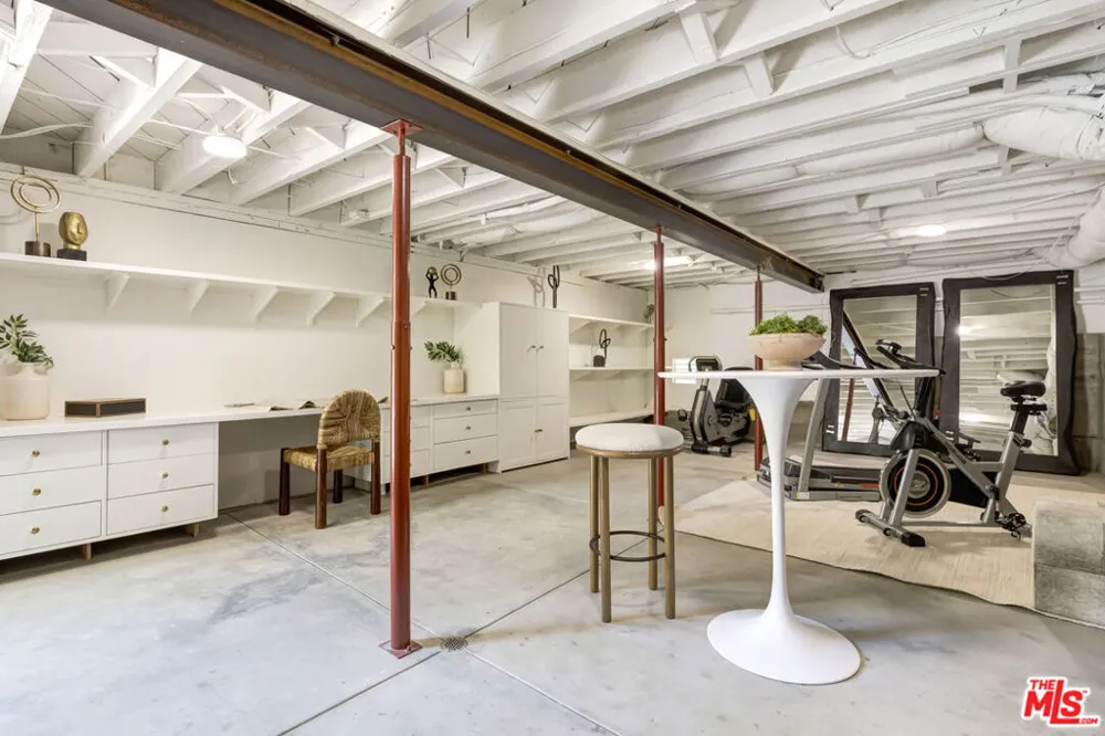 1701 Queens Court Los Angeles, CA 90069