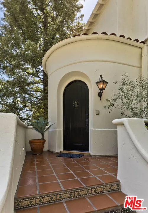 1701 Queens Court Los Angeles, CA 90069
