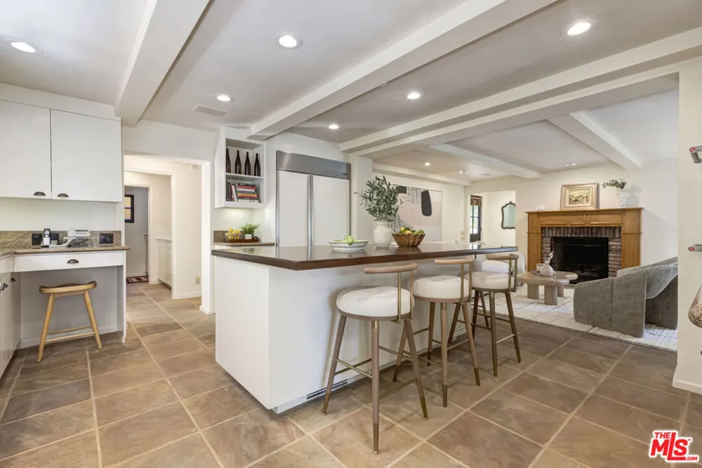 1701 Queens Court Los Angeles, CA 90069