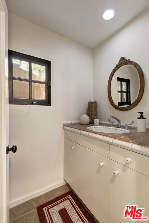 1701 Queens Court Los Angeles, CA 90069
