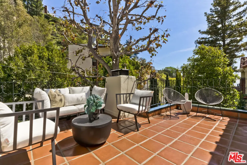 1701 Queens Court Los Angeles, CA 90069