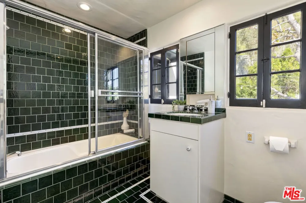 1701 Queens Court Los Angeles, CA 90069