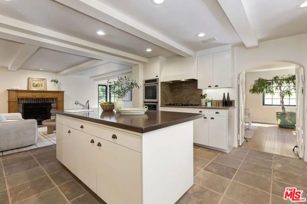 1701 Queens Court Los Angeles, CA 90069