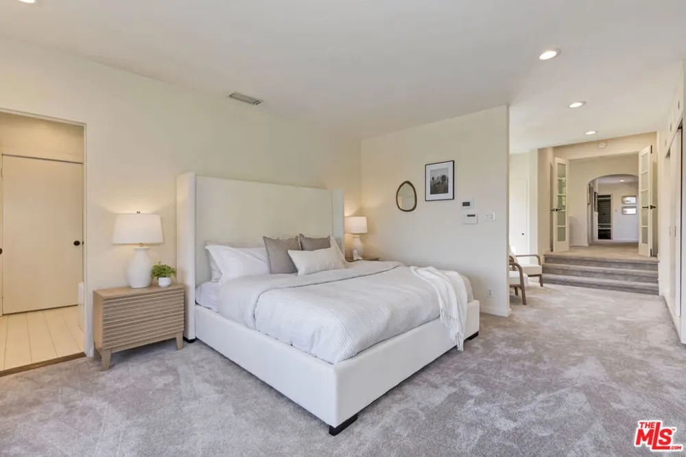 1701 Queens Court Los Angeles, CA 90069