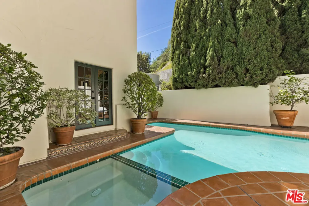 1701 Queens Court Los Angeles, CA 90069