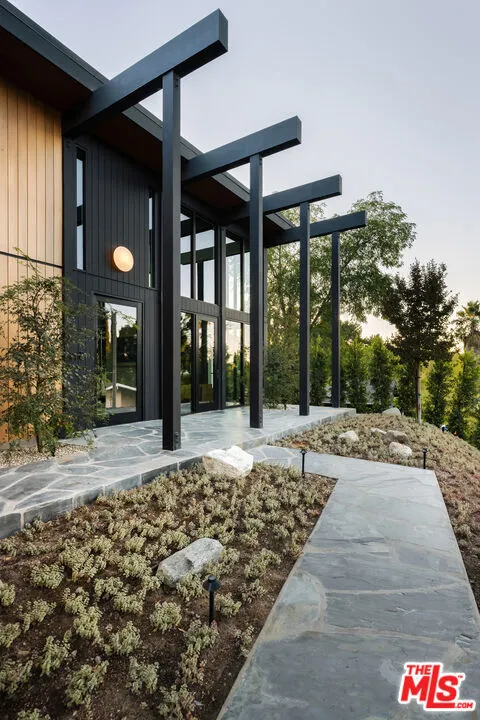 11558 DUQUE DRIVE Studio City, CA 91604