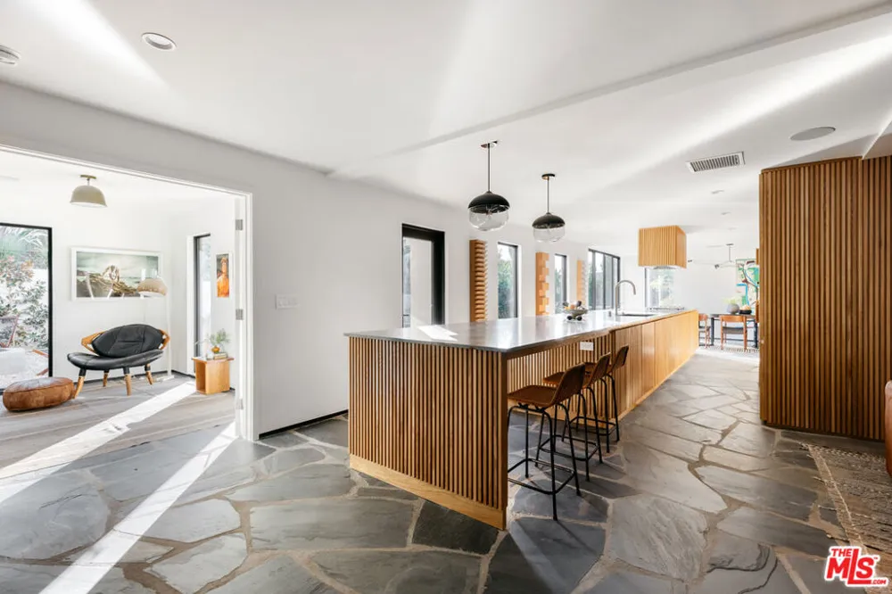 11558 DUQUE DRIVE Studio City, CA 91604