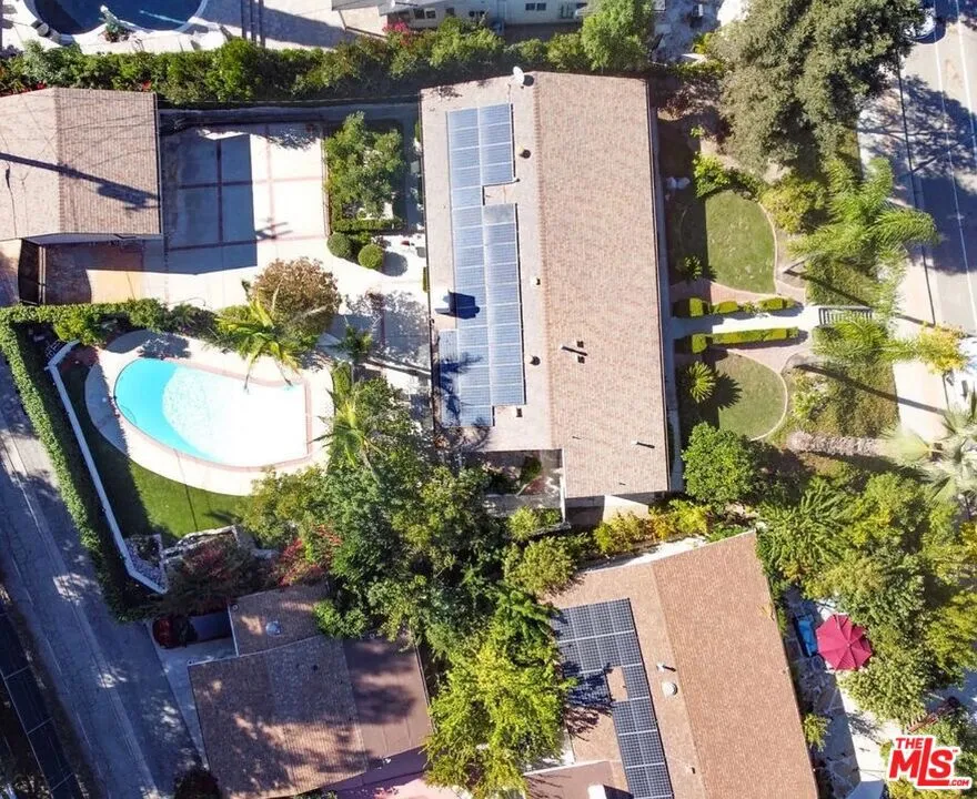 24316 Burbank Blvd Woodland Hills, CA 91367