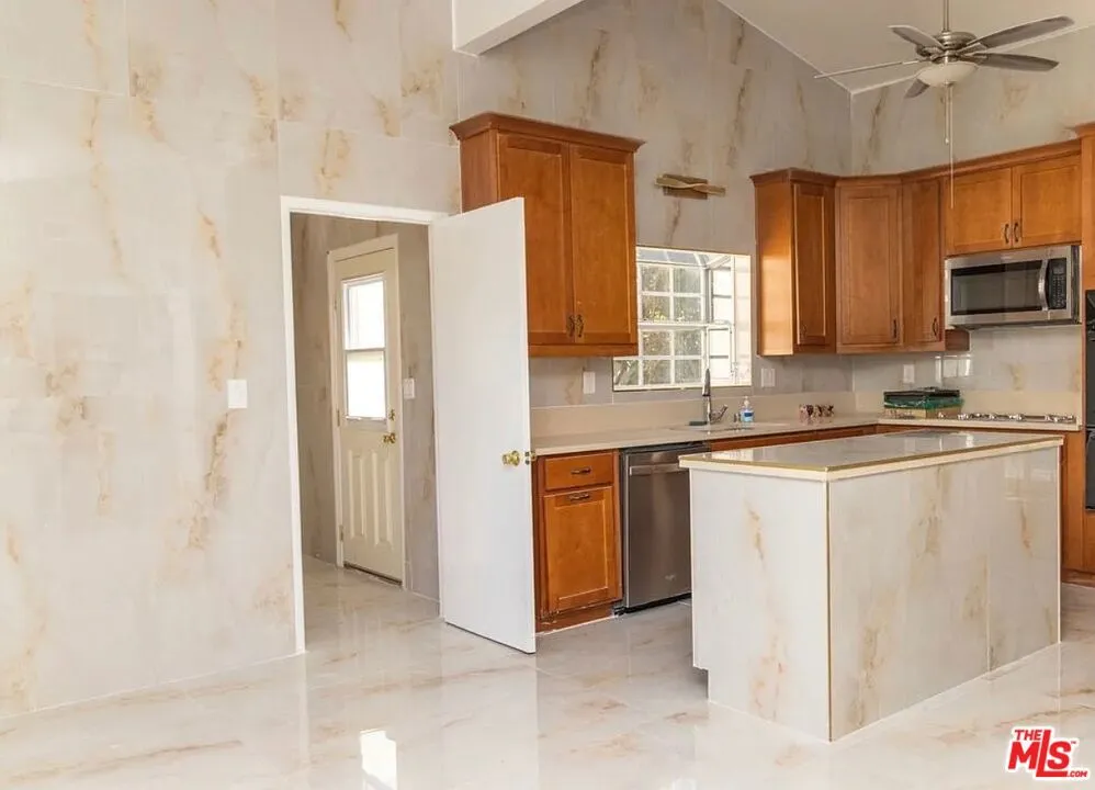 24316 Burbank Blvd Woodland Hills, CA 91367