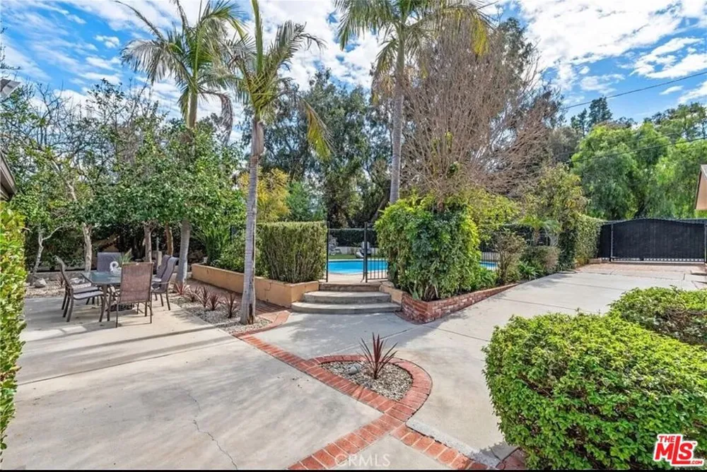 24316 Burbank Blvd Woodland Hills, CA 91367