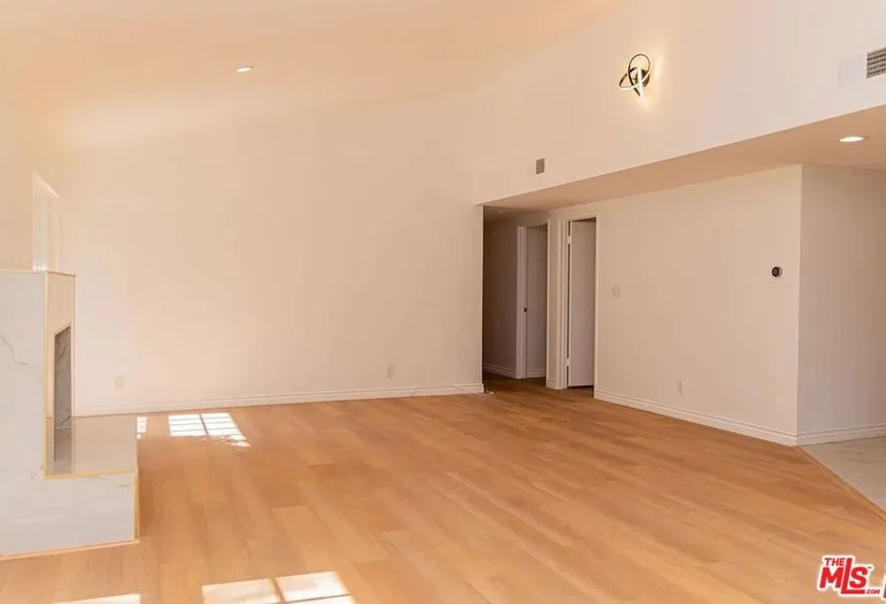 24316 Burbank Blvd Woodland Hills, CA 91367