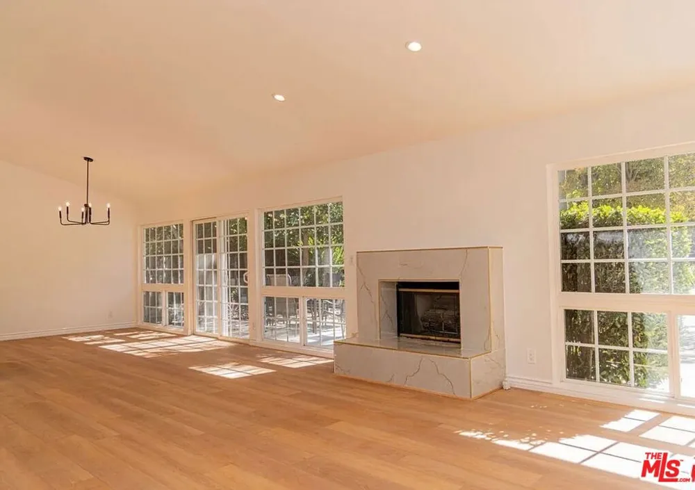 24316 Burbank Blvd Woodland Hills, CA 91367