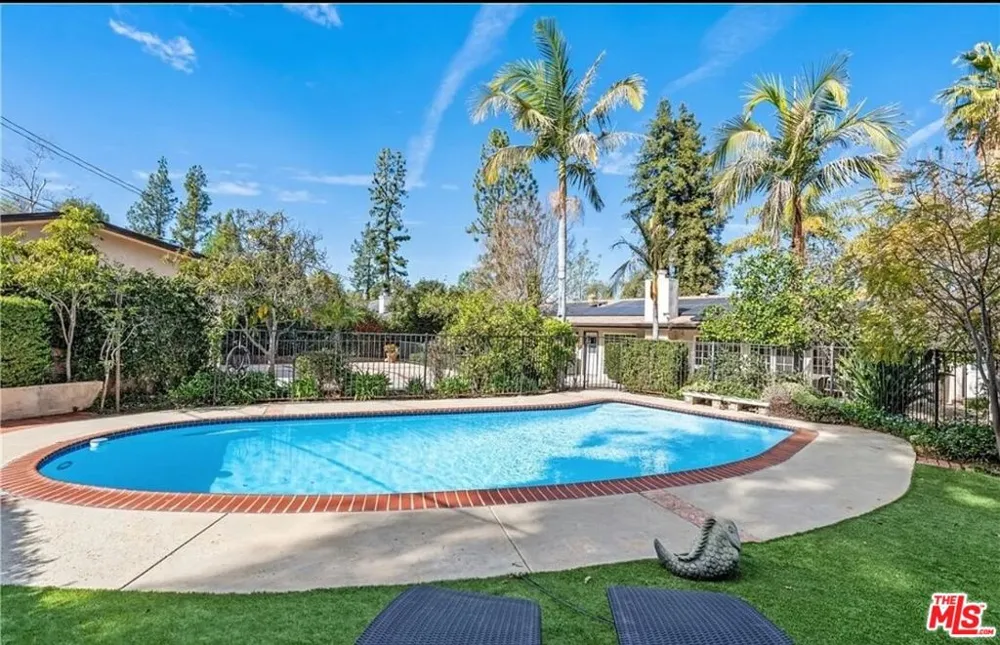 24316 Burbank Blvd Woodland Hills, CA 91367