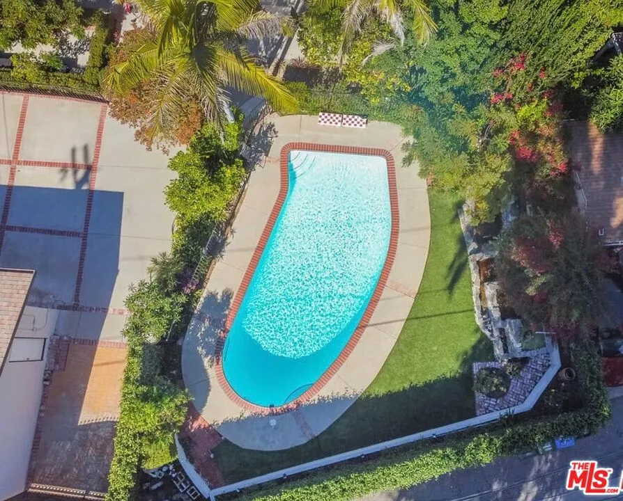24316 Burbank Blvd Woodland Hills, CA 91367
