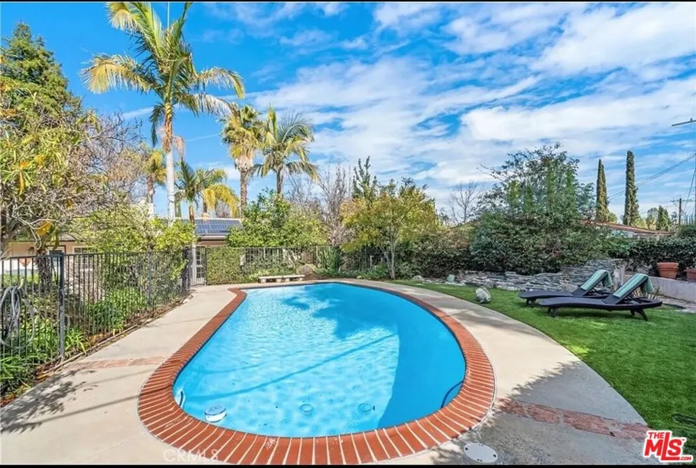 24316 Burbank Blvd Woodland Hills, CA 91367