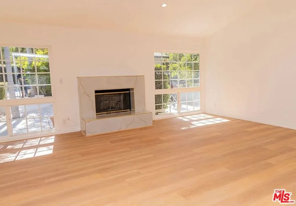 24316 Burbank Blvd Woodland Hills, CA 91367
