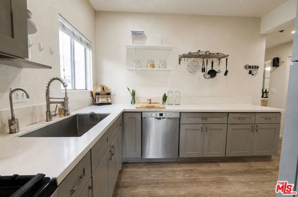 1915 Malcolm Avenue #301 Los Angeles, CA 90025